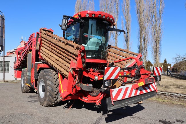 Stroj Holmer Terra Felis 3 disponuje výškově hydraulicky nastavitelnou kabinou. Lze ji zdvihnout až na 5,10 m či posunout dozadu až o 1,24 m.