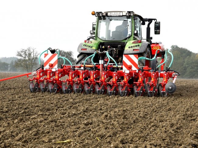 Řádkový secí stroj Einböck CHOPSTAR-SEEDER s čelním boxem Einböck JUMBO-SEED.