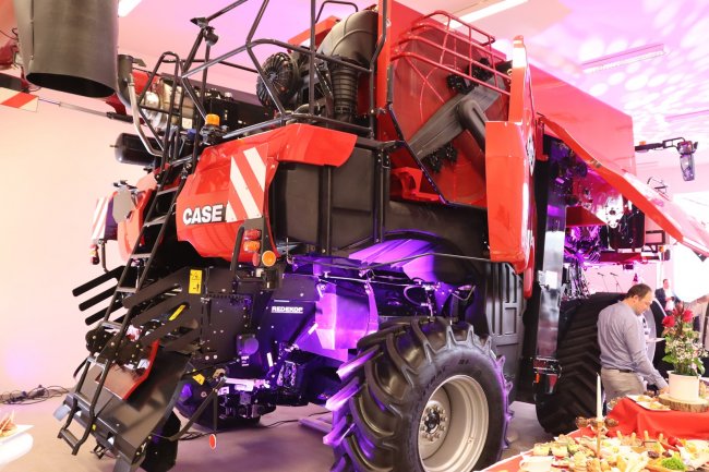 Vystavený model CASE IH 9250 Axial-Flow disponoval prémiovým externím drtičem X-tra, který dokáže nadrcenou slámu rozptýlit do šířky až 12 metrů (bere v úvahu i boční vítr).