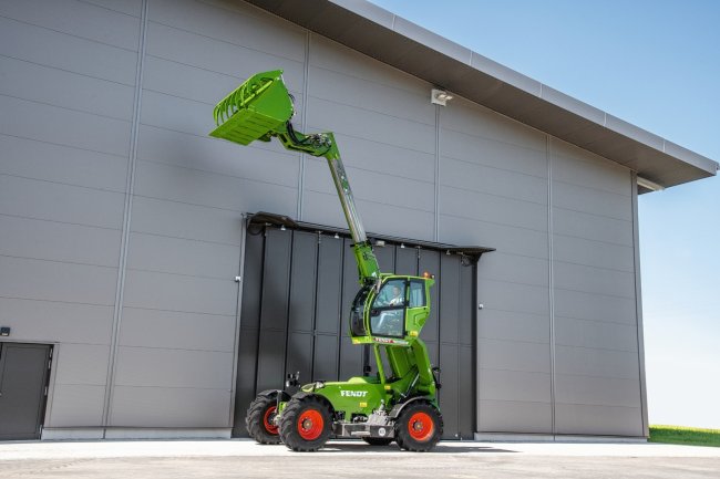 Fendt Cargo T740 nabízí jedinečný jízdní komfort díky nové generaci zvedací kabiny Fendt TopViewCab.