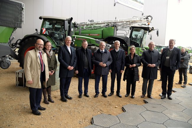 Slavnostního ceremoniálu u příležitosti výstavby nových hal se zúčastnili také zástupci místní politiky, živnostníci, dodavatelé, obchodní partneři a zákazníci společnosti Fendt a zaměstnanci závodu.