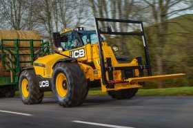 JCB 542-70 AGRI Pro: Nejsilnější a nejrychlejší teleskopický nakladač od JCB