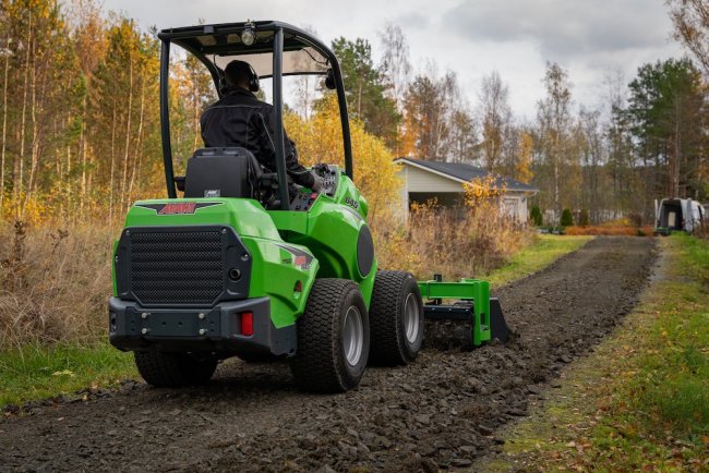 Zajímavostí těchto nových nakladačů Avant 645i a Avant 650i, které jsou schopny zvednout 1 190 kg, je maximální průtok oleje přídavné hydrauliky – dosahuje 75 l/min.