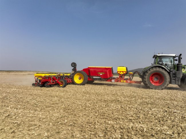 Väderstad BioDrill 500 lze spárovat s 12 až 24řádkovými jednotkami Väderstad Tempo L.