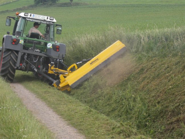 V případě samostatného využívání mulčovače Müthing s bočním výsuvem je možné mulčovat rovněž okraje polí, cest a okolí překážek.