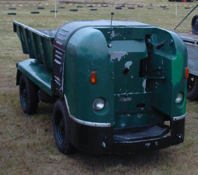 Jedno z nejstarších vozidel pod značkou Multicar. Typ Multicar M21 ovládaný pouze pákami.