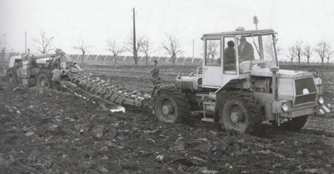 Řidič seděl v předním tahači ŠT-180 a zadní tahač ovládal dálkově.