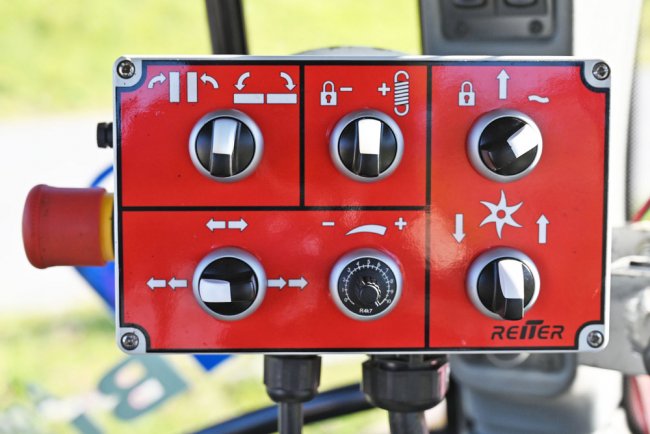 Pásové shrnovače Reiter Respiro R6 rd a Reiter Respiro R7 rd se ovládají pomocí tohoto jednoduchého panelu.