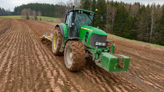 70 % strojů uplatňovaných v rostlinné i živočišné výrobě DS Agro je obuto do pneumatik různých typů značky Alliance.