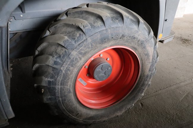 Kola zadní nápravy řezačky Claas Jaguar jsou obuté do pneumatik Alliance Flotation 331 – mezi hlavní vlastnosti patří vysoká nosnost a schopnost provozu při nízkém tlaku vzduchu. Do dalších pneumatik Alliance jsou obuté i samosběrací vozy.