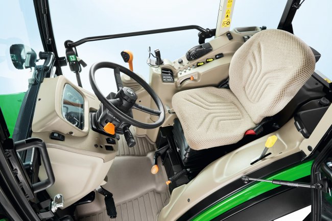 Nové modely traktoru John Deere 5G lze volitelně vybavit systémem ISOBUS a dodatečně telematickým modulem JD-Link.