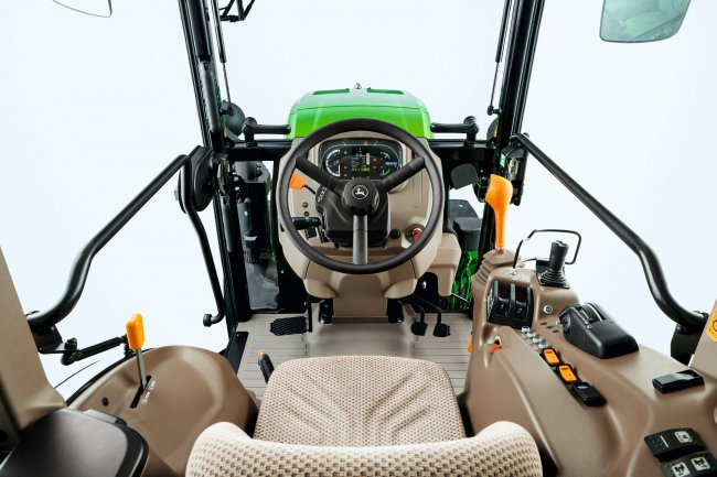 Zvláštním prvkem nové řady John Deere 5G je nový 5palcový displej integrovaný do přístrojové desky.