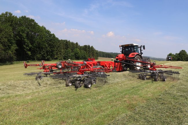 Středový shrnovač SIP STAR 1250|50 T s pracovním záběrem až 12,5 metru.