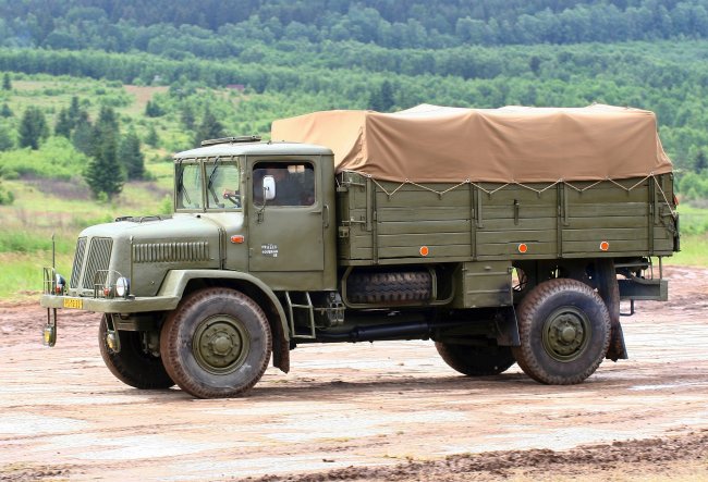 Tatra 128.