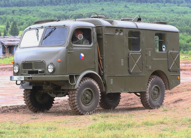 Lehký terénní vůz Tatra 805, ze kterého Praga V3S převzala některá řešení a celky, především kabinu.