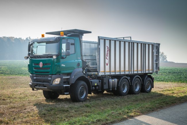 Tatra Phoenix se díky originálnímu tatrováckému povozku vyznačuje vysokou průjezdností i v tom nejtěžším terénu a vykazuje vysokou odolnost, spolehlivost a s tím spojenou maximální možnou životnost kompletního vozidla.