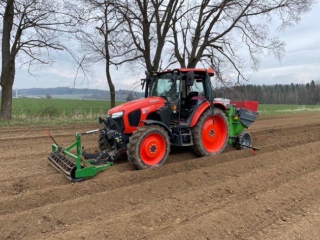 Traktor Kubota M5111 má pro potřeby provozu v záhonech rozšířen rozchod kol, využívá také úzká kultivační kola.