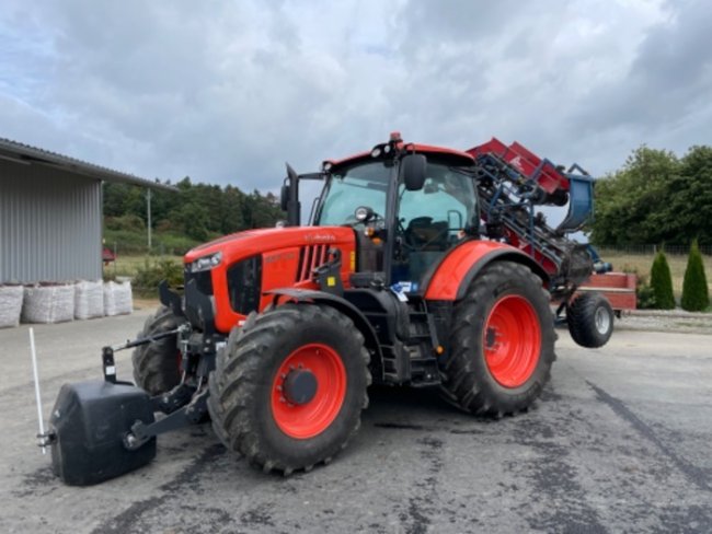 Lenka Miklasová zvolila u traktoru Kubota M7-135 Powershift převodovku, která podle ní lépe poslouží při provozu v náročnějších polních pracích.
