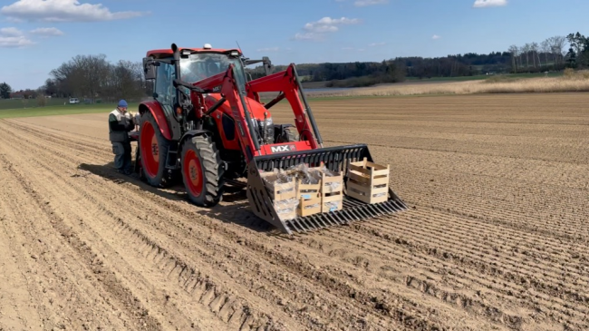 Traktor Kubota M5111 je na farmě využíván k lehčím pracím.