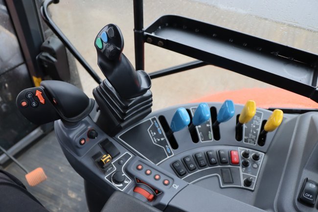 Ovládání traktoru Kubota M7-135 je intuitivní, majitelce se líbí možnost volby změny směru jízdy a ovládání zadního závěsu na joysticku.