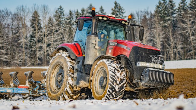 Pro náročné polní práce, jako je orba a příprava půdy před setím, je od roku 2016 využíván výkonný polní tahač Case IH Magnum 340.