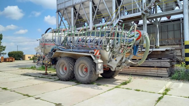 ZERA vlastní hned několik fekálních cisteren, například cisternu PICHON TCI 18500 (18.000 litrů).