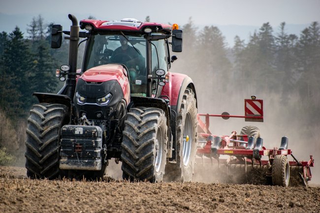 Tahově náročné práce na farmě zajišťují Case IH Magnum 315 a nedávno pořízený Case IH Optum 300 CVX.