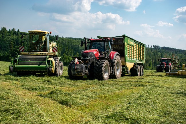 Sběrací vozy Krone ZX470 GL se dle bratrů Tvarůžkových v provozu osvědčují.