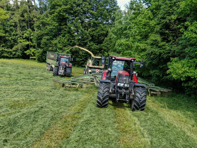 Farma Tvarůžka je vybavena moderní zemědělskou technikou, kterou již 25 let dodává společnost BV-Technika.