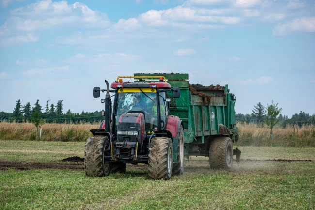 Podle bratrů je až neuvěřitelné, co všechno rozmetadla Tebbe, která pracují na farmě od roku 2013, již zvládla.