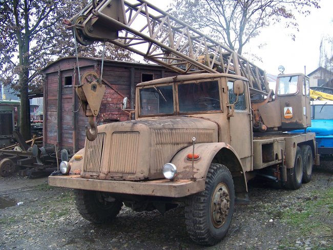 Automobilní jeřáb HSC-4 na podvozku Tatry 111