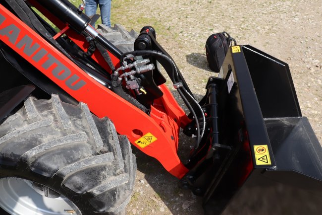 Manitou k nakladačům nabízí až 100 druhů různého příslušenství včetně drapáků, lopat, vidlí, kleští, grejdrů a vrtáků. K dispozici je také několik druhů uchycení nářadí.