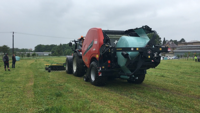 Kverneland na akci prezentoval také svou vlajkovou loď mezi lisy – Kverneland Fastbale s non-stop lisováním. Jde o jediný lis na světě, který dokáže zformovat kulaté balíky a ovíjet je do folie při jízdě bez zastavování.