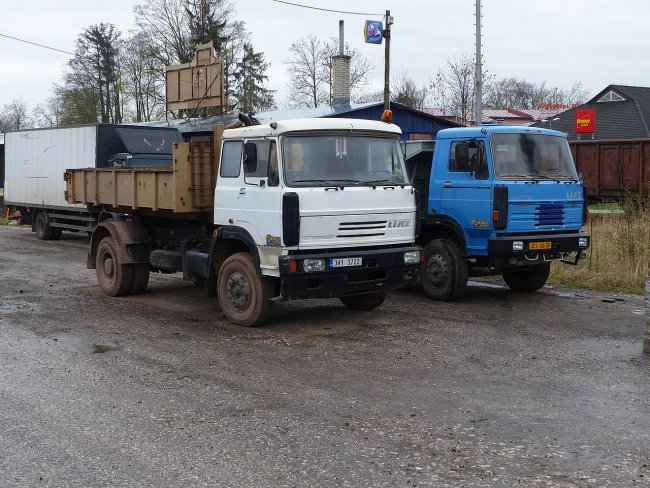 LIAZ 110.051 (bílý) – hákový nosič kontejnerů a LIAZ 150.261 (modrý) – třístranný stavební sklápěč, foto Jiří Erben.