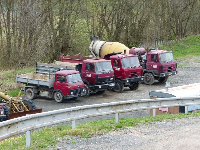 Třítunový sklápěč Avia A31 turbo, sedmitunový sklápěč LIAZ 150.261, dvanáctitunový sklápěč Tatra 815, domíchávač Tatra 815, foto Jiří Erben.