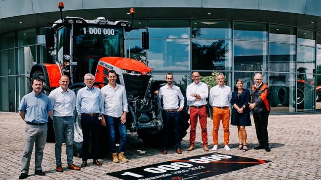 Majitelem zbrusu nového traktoru Massey Ferguson 8S.305 Dyna-VT s jubilejním číslem 1 000 000 se stal Thierry Aubrée.