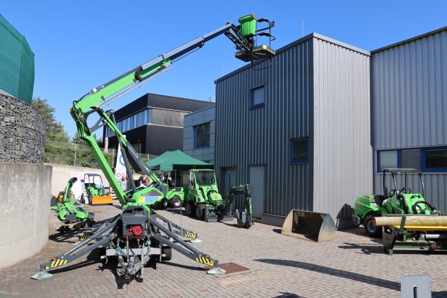 Visitors could also see an off-road self-propelled work platform with a LEGUAN 190 crawler chassis with a maximum working height of 19 m and a reach of 9.8 m.