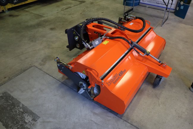 In addition to the usual accessories for AVANT loaders, Avistech also offers BEMA sweepers.