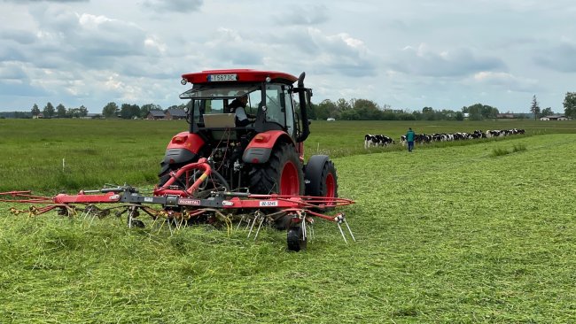 Čtyřrotorový obraceč Rozmital OZ-524S s pracovním záběrem 5,6 m.