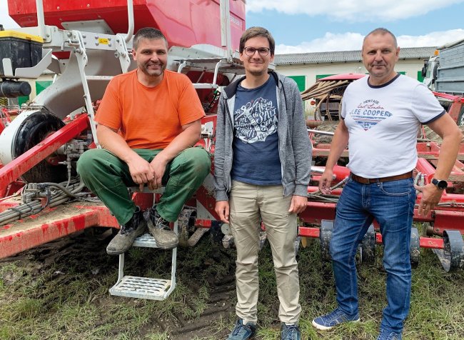 Zleva obsluha strojů Pöttinger Václav Buman, uprostřed agronom Ing. Martin Trubač a vpravo vedoucí prodeje strojů společnosti Agrozet České Budějovice na pobočce v Jindřichově Hradci Tomáš Láf.