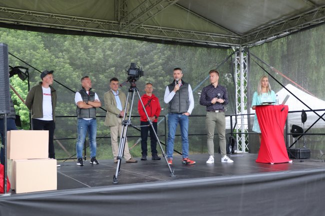 Úvodního slova a přivítání návštěvníků se ujali zástupci firmy PEKASS. Návštěvníky přivítal i Tomáš Czernin, na jehož pozemku se polní den uskutečnil (třetí zleva).