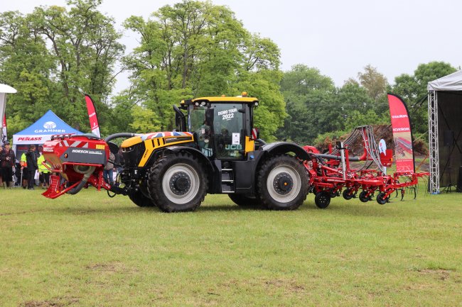 Před diváky přijel traktor JCB s meziřádkovým kypřičem Horsch Transformer 6 VF a čelním zásobníkem na hnojivo Horsch Partner 1600 FT.