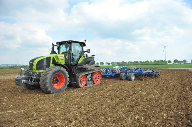 Přední náprava traktoru CLAAS AXION TERRA TRAC může být nyní vybavena systémem pro regulaci tlaku v pneumatikách CTIC.