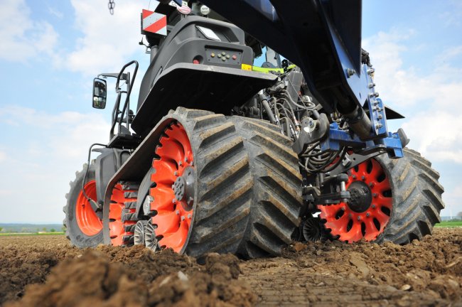 Kromě stávajících gumových pásů traktoru CLAAS AXION TERRA TRAC o šířce 635 mm a 735 mm je nyní k dispozici další užší varianta.