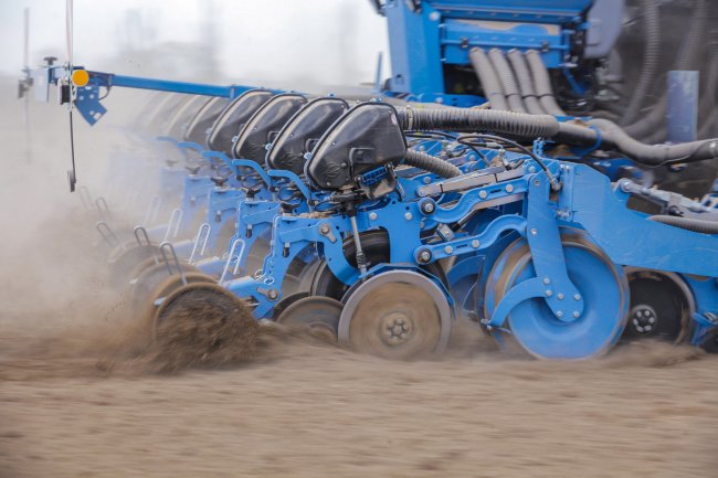 Každá výsevní jednotka secího stroje Lemken Azurit 10 obsahuje hvězdicový kotouč, přihnojovací botku, trapézový válec, výsevní botku, pogumovaný kotouč a V-kotouče. Hloubka ukládání semena je plynule nastavitelná – do 10 cm.