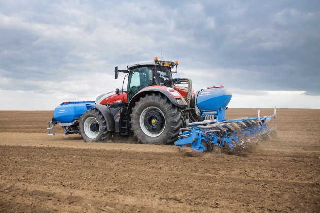 Přesný secí stroj Lemken Azurit 10 s čelním zásobníkem Lemken Solitair 23+. 