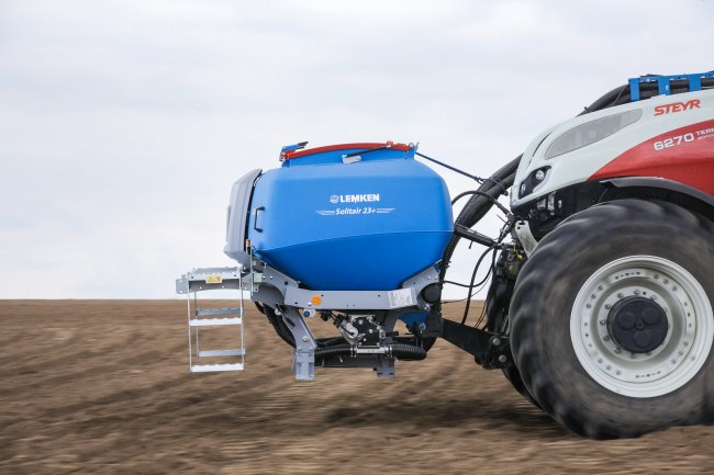 Čelní zásobník Lemken Solitair 23+ s hnojivem slouží pro přihnojování během setí.