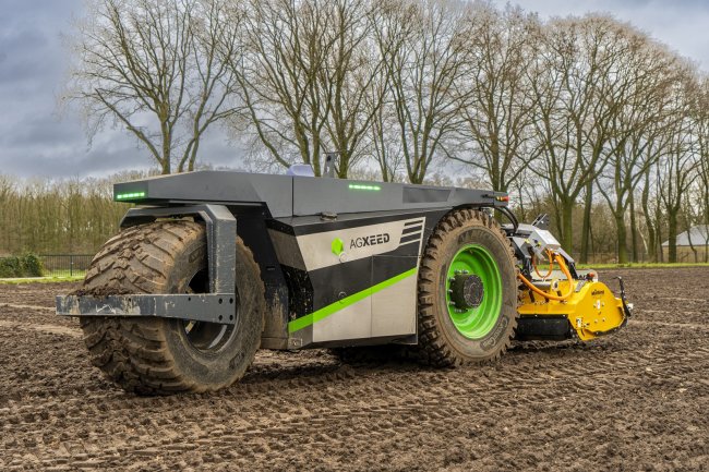 Po představení pásové verze o výkonu 115 kW (154 koní) v roce 2020 následoval v roce 2021 tříkolový AgBot pro sady a vinice, k němuž nedávno přibyl čtyřkolový AgBot, oba o výkonu 55 kW (74 koní).
