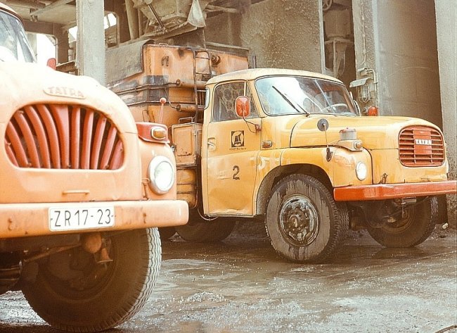 Srovnání nákladních vozů Tatra 138 a Tatra 148. Foto Deutsche Fotothek.