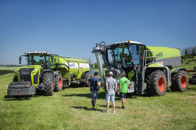 Na louce byl demonstrován provoz systémového nosiče CLAAS XERION 4000 Saddle Trac s kejdovou nástavbou KAWECO (vpravo).